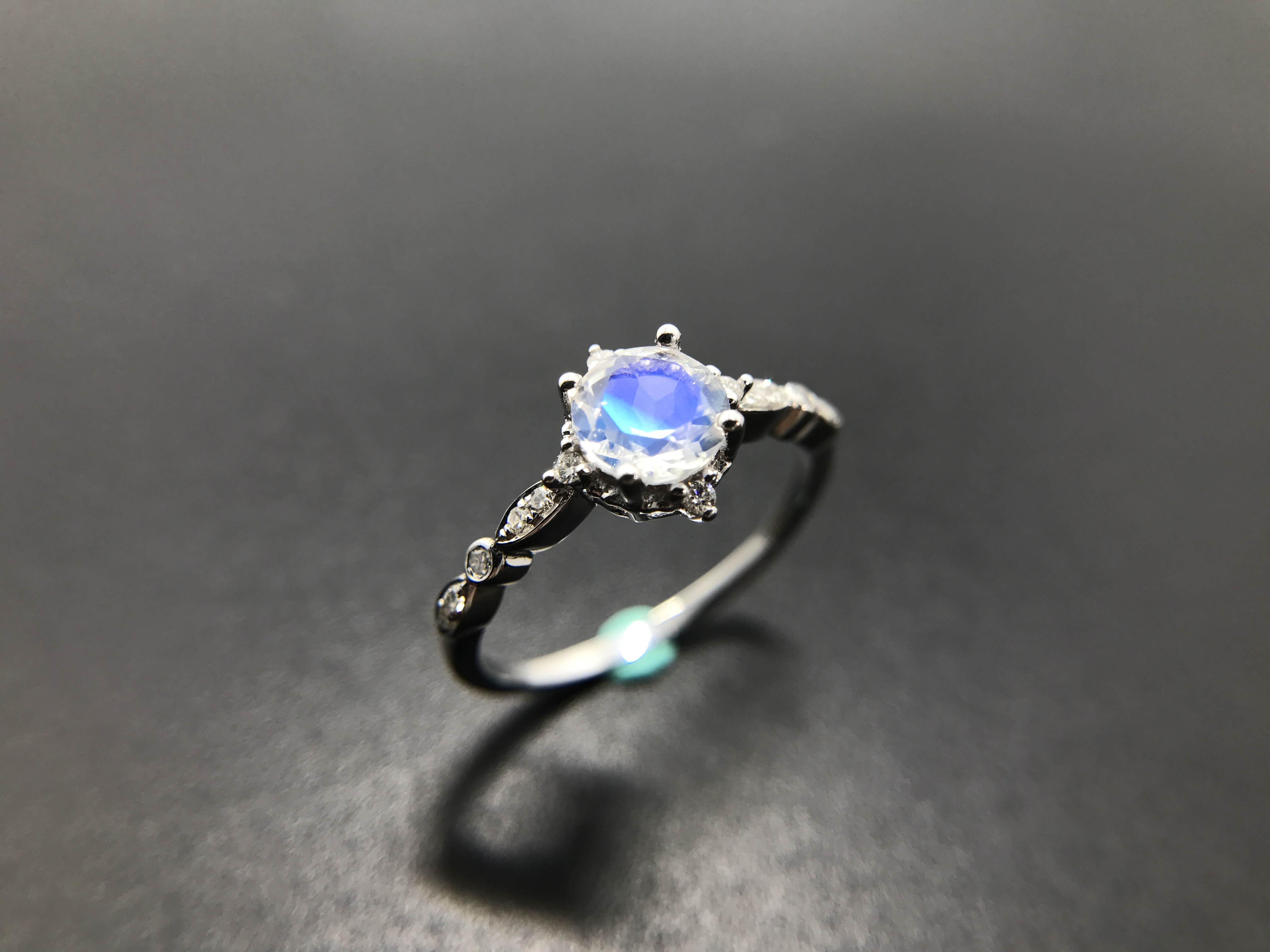 Винтажное кольцо с лунным камнем