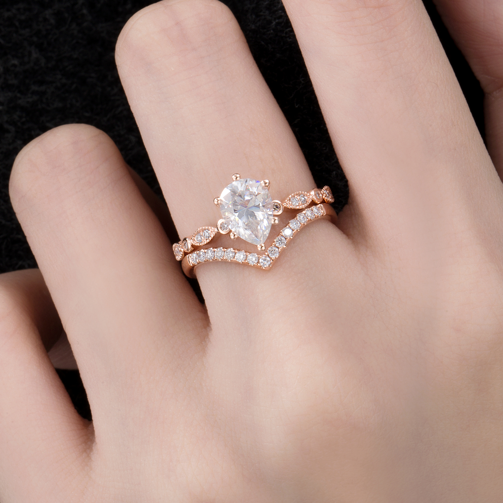 https://sundayislandjewelry.com/wp-content/uploads/2022/07/Chevron-Diamond-Wedding-Band-Celine-7.jpg